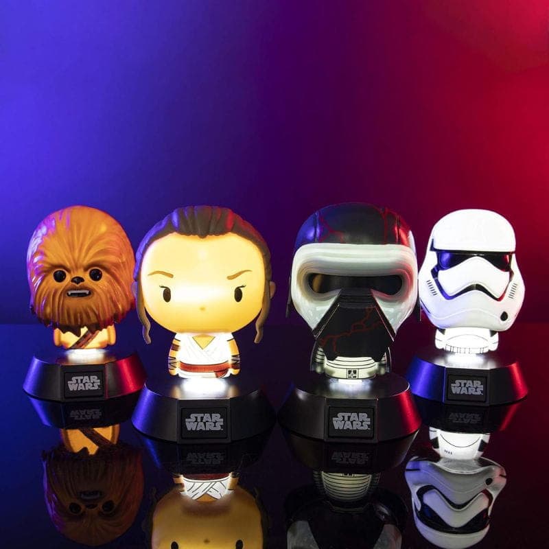 Lámpara Paladone Icon Rey Star Wars: figura estilo chibi de Rey con base luminosa, traje blanco y bastón, perfecta para escritorio o mesa de noche.