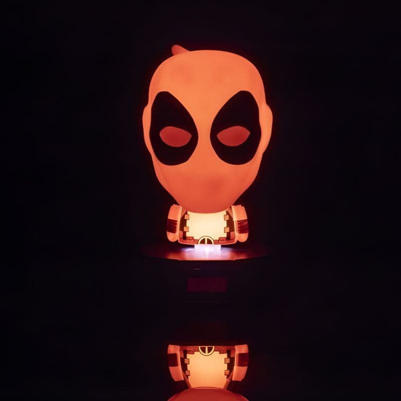 Lâmpada Paladone Icon Deadpool: busto do Deadpool com máscara vermelha e olhos brancos, luz ambiente decorativa, ideal para fãs e colecionadores.