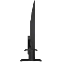 DAEWOO 55DM56QV 55" UHD Smart TV, perfil ultradelgado en negro, bisel mínimo y base doble estable; diseño moderno ideal para montaje en sala o pared.