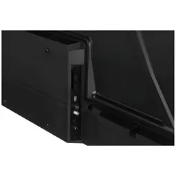 Panel lateral del DAEWOO 55DM56QV: puertos HDMI, USB y antena accesibles, diseño negro minimalista, conectividad ordenada en TV UHD Smart 55".