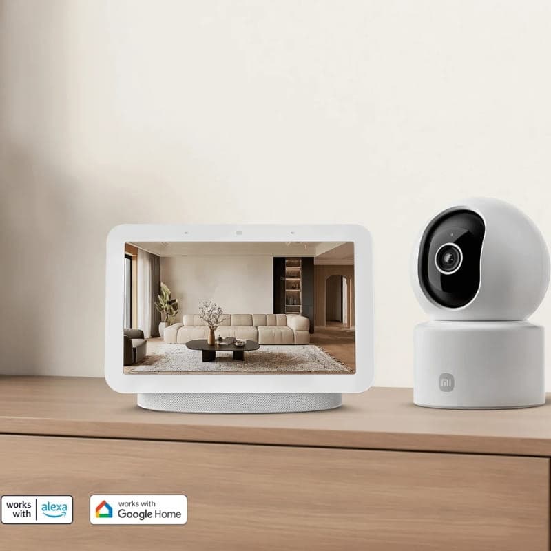Caméra dôme blanche Xiaomi Smart Camera C302 3MP 2K avec objectif noir et LED, posée sur un meuble; écran intelligent affichant un salon moderne à côté