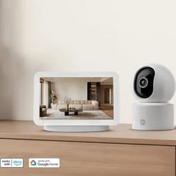 Caméra dôme blanche Xiaomi Smart Camera C302 3MP 2K avec objectif noir et LED, posée sur un meuble; écran intelligent affichant un salon moderne à côté