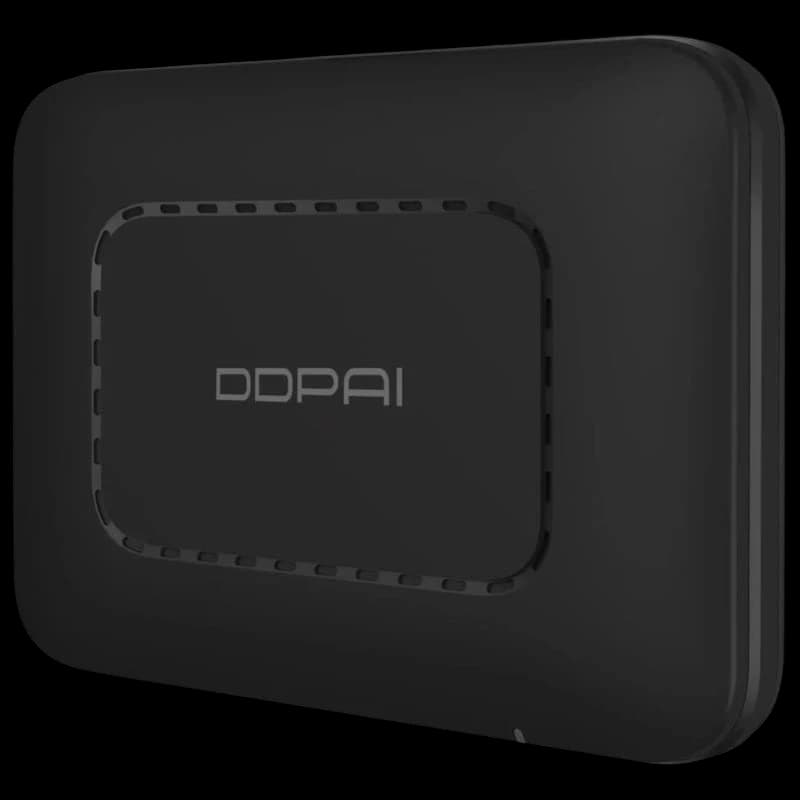 DDPAI 4G Cloud Box em preto fosco, formato retangular compacto, cantos arredondados e logotipo central; grelha de ventilação discreta ao redor.
