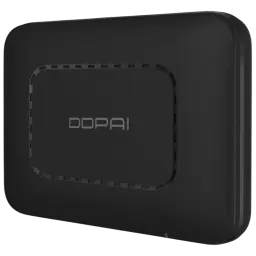 DDPAI 4G Cloud Box em preto fosco, formato retangular compacto, cantos arredondados e logotipo central; grelha de ventilação discreta ao redor.