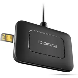 DDPAI 4G Cloud Box preto, compacto, com entrada para cartão SIM e cabo superior; bordas ventiladas e logo central em destaque. Ideal para conectividade.