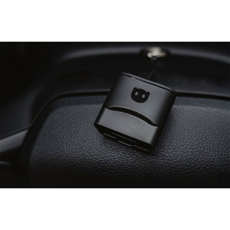 Escáner de diagnóstico OBDeleven 3: adaptador OBD-II compacto en negro mate, con logo de búho, bordes curvos y conector de pines visibles en la base. - Ítem3