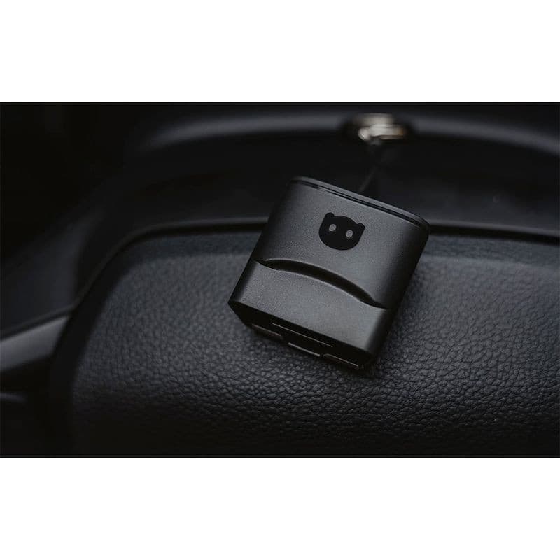 Scanner de diagnostic OBDeleven 3 compact noir, boîtier OBD-II mat avec logo, ports visibles, design discret pour tableau de bord automobile.