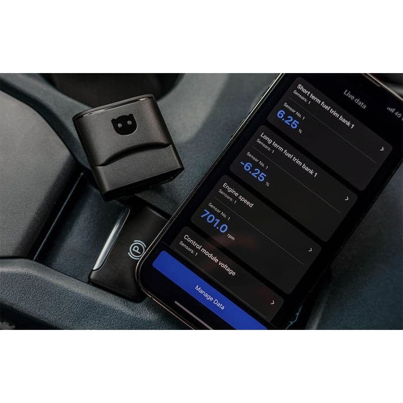 Scanner de diagnostic OBDeleven 3 Ultimate Pack : dongle OBD compact noir et application mobile affichant données moteur en temps réel sur smartphone.