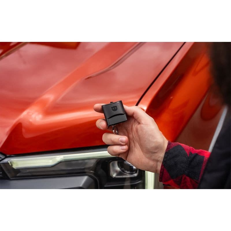 Scanner de diagnostic OBDeleven 3 Ultimate Pack : petit adaptateur OBD compact noir tenu à la main, design minimaliste, pensé pour brancher sur véhicule.
