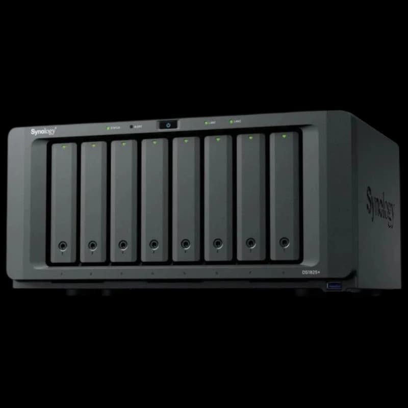 NAS Synology DS1825+ com 8 baias frontais, LED de status e USB frontal; chassi preto robusto, ideal para expansões e arrumação de cabos.