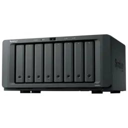 NAS Synology DS1825+ com 8 baias frontais, LED de status e USB frontal; chassi preto robusto, ideal para expansões e arrumação de cabos.