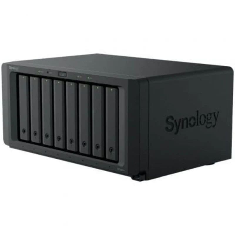 NAS Synology DS1825+ preto, gabinete robusto com 8 baias frontais hot‑swap, logo Synology lateral em relevo, design clean para armazenamento em rede.