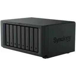 NAS Synology DS1825+ preto, gabinete robusto com 8 baias frontais hot‑swap, logo Synology lateral em relevo, design clean para armazenamento em rede.