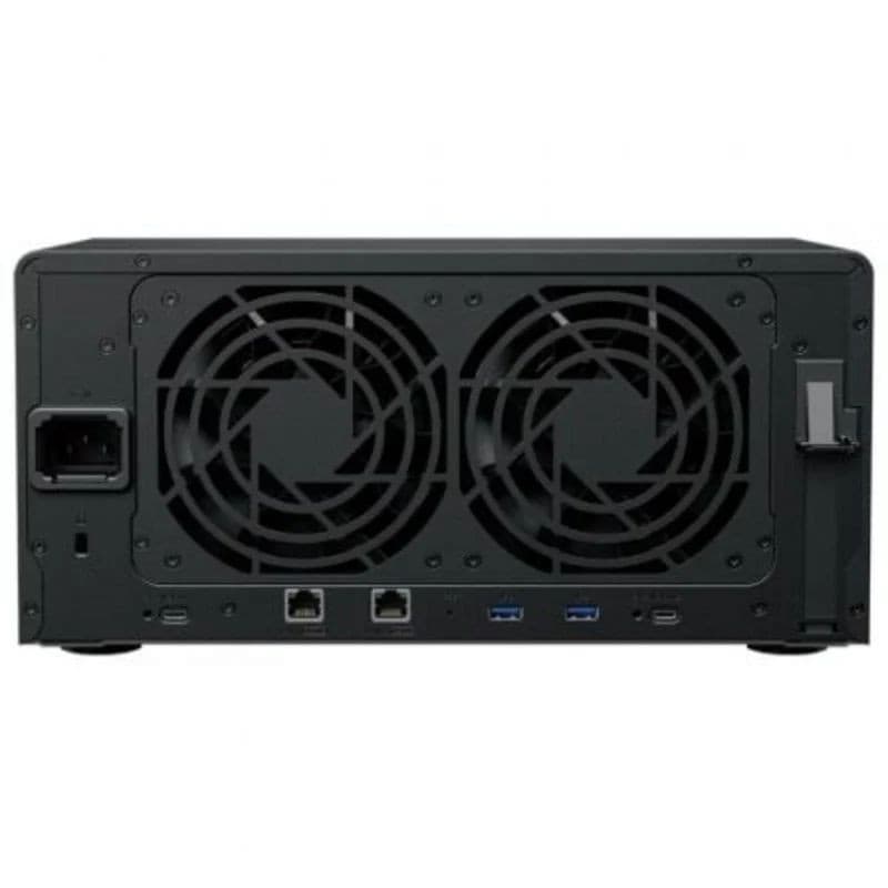 Traseira do Synology DS1825+: duas ventoinhas grandes, porta de energia, 2x LAN, 2x USB 3.0 e eSATA; chassi preto robusto para NAS AMD Ryzen 8 GB.