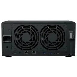 Traseira do Synology DS1825+: duas ventoinhas grandes, porta de energia, 2x LAN, 2x USB 3.0 e eSATA; chassi preto robusto para NAS AMD Ryzen 8 GB.
