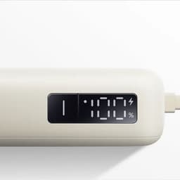 Xiaomi Power Bank 10000mAh 67W Azul Hielo con pantalla digital que muestra 100 %, indicador de carga y cable integrado en el lateral, diseño compacto y suave