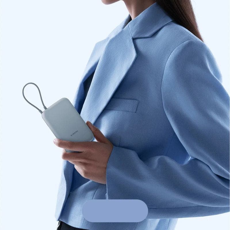 Xiaomi Power Bank 10000mAh 67W Azul Hielo con cable integrado; diseño compacto y minimalista, acabado mate, correa gris para transporte, estilo elegante