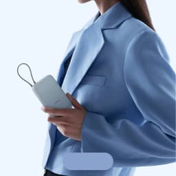 Xiaomi Power Bank 10000mAh 67W Azul Hielo con cable integrado; diseño compacto y minimalista, acabado mate, correa gris para transporte, estilo elegante