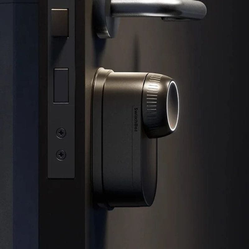 Fechadura inteligente SwitchBot Ultra em preto fosco, cilindro rotativo iluminado e corpo compacto fixado à porta, design moderno e discreto para controlo