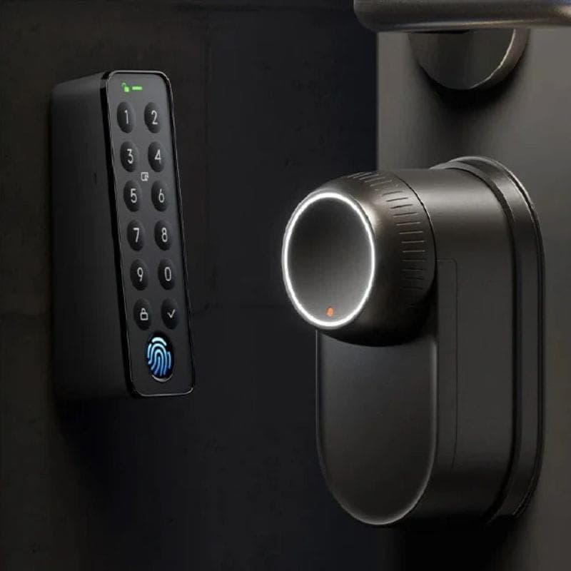 Teclado numérico retroiluminado com leitor de impressão digital ao lado de fechadura inteligente cilíndrica com anel LED e indicador luminoso na porta