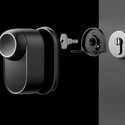 SwitchBot Ultra 3 em 1 em preto com corpo compacto, anel luminoso e cilindro europeu; inclui chave física, painel de controlo Hub Mini Matter e teclado Keypad