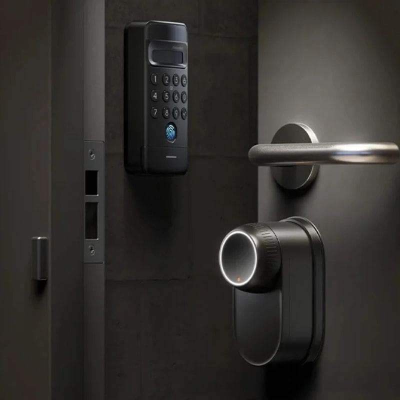 Fecho inteligente SwitchBot Ultra 3 em 1 em porta, cilindro com aro luminoso, teclado numérico na parede com leitor biométrico, acabamento preto moderno