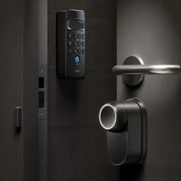 Fecho inteligente SwitchBot Ultra 3 em 1 em porta, cilindro com aro luminoso, teclado numérico na parede com leitor biométrico, acabamento preto moderno