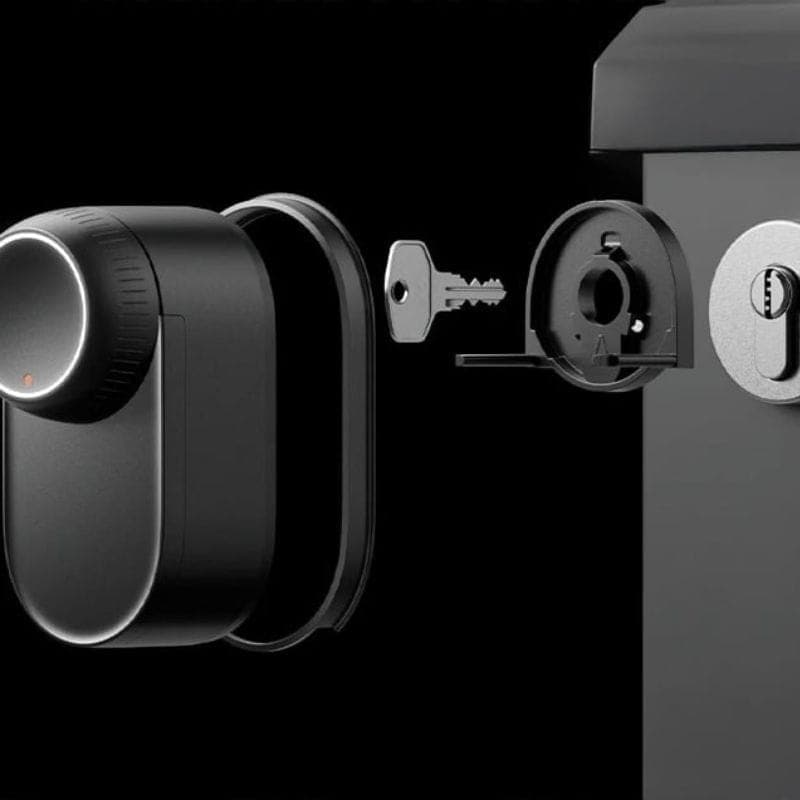 Fecho inteligente SwitchBot Ultra 3 em 1 em preto com botão circular iluminado, adaptador de chave e cilindro compatível, design minimalista para portas