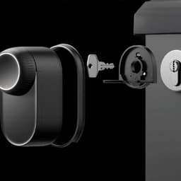 Fecho inteligente SwitchBot Ultra 3 em 1 em preto com botão circular iluminado, adaptador de chave e cilindro compatível, design minimalista para portas
