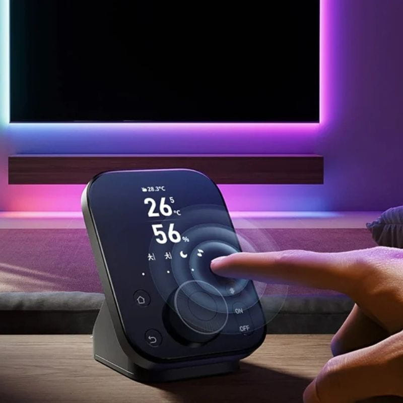 Central inteligente SwitchBot Hub 3 com tela preta brilhante, mostrador digital de temperatura e umidade, botão giratório central, botões ON/OFF e base com - Item2