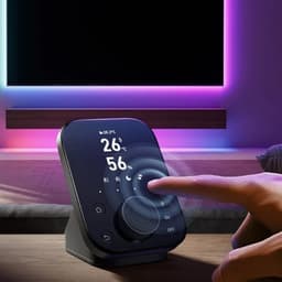 Centrale intelligente SwitchBot Hub 3 avec écran tactile inclinable, affichage température et humidité, icônes lumineuses, éclairage d’ambiance RGB en