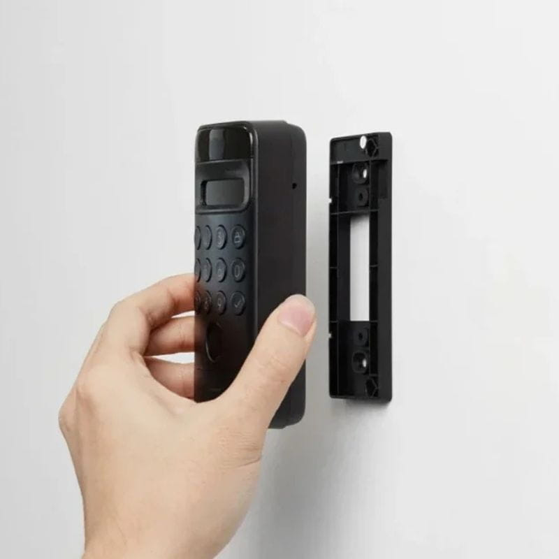 Teclado numérico preto com reconhecimento facial, leitor biométrico circular, tela superior e botões iluminados para acesso seguro SwitchBot Vision Lock - Item1