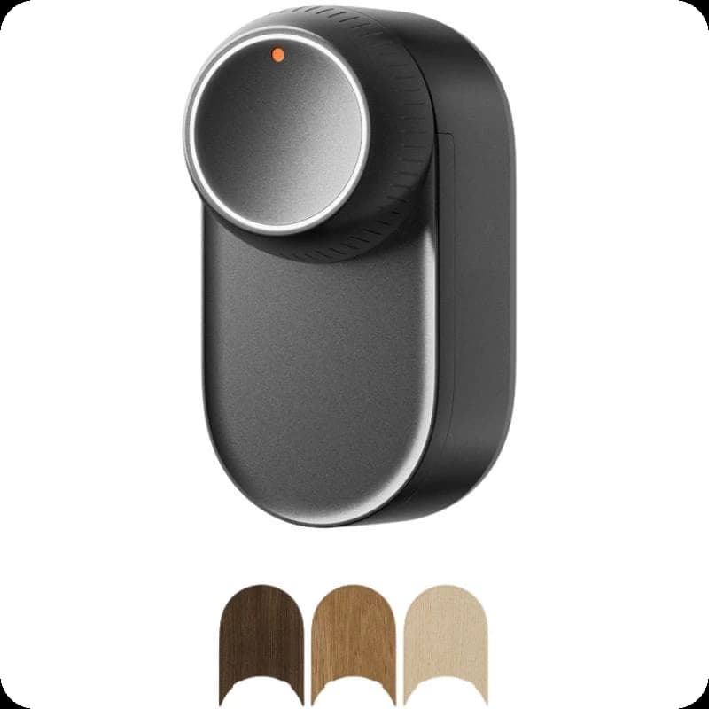 Fecho inteligente SwitchBot Lock Ultra Preto com corpo preto fosco, botão giratório metálico com LED laranja e adaptadores em três acabamentos de madeira