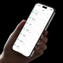 Fecho inteligente SwitchBot Lock Ultra Preto com app no smartphone exibindo logs de bloqueio e desbloqueio, interface limpa, controle remoto e status em tempo