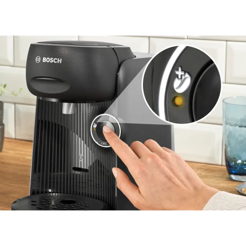 Bosch Tassimo Finesse TAS16B2, cafetera de cápsulas compacta en negro mate con panel estriado, boquilla central, bandeja antigoteo y botón circular iluminado - Ítem2