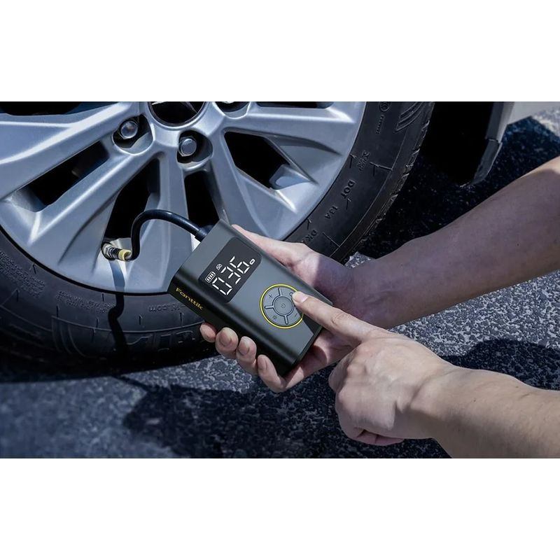 Fanttik X9 Pro - Compresseur portable noir avec écran LCD, anneau de transport, boutons circulaires, accents jaunes, affichage de pression numérique - Ítem4