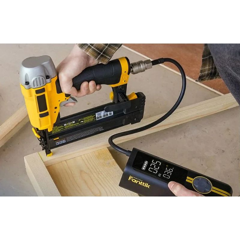 Fanttik X8 Apex - Compresseur portable noir avec écran LED, affichage PSI, boutons +/-, icônes auto et vélo, bandes jaunes sport, format compact vertical - Ítem4