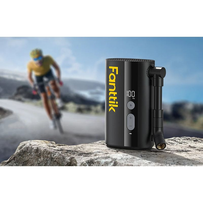Pompe à vélo Fanttik X9 Ace compacte noire avec écran LED 100 PSI, boutons plus et moins, flexible latéral avec embout fileté, logo jaune vertical - Ítem1