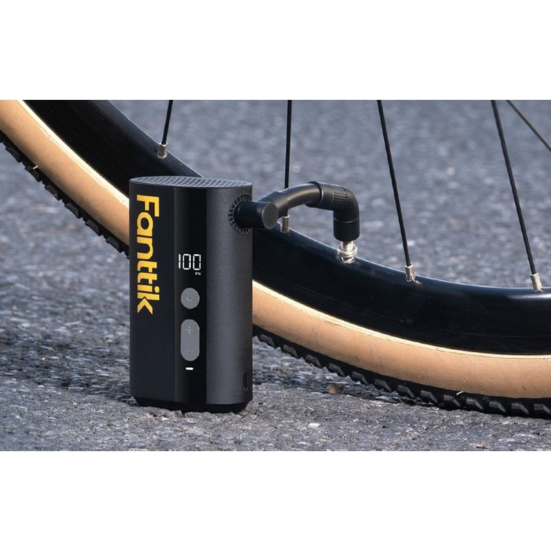 Pompe à vélo Fanttik X9 Ace compacte noire avec écran LED 100 PSI, boutons plus et moins, flexible latéral avec embout fileté, logo jaune vertical - Ítem3