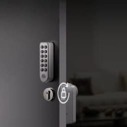 Xiaomi Self-Install Smart Lock Teclado incluído com teclado numérico retroiluminado, corpo metálico cinza e cilindro europeu; ícone luminoso de cadeado