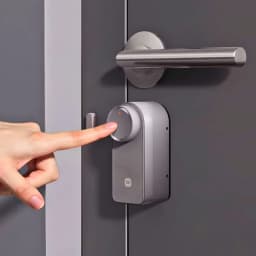 Xiaomi Self-Install Smart Lock com módulo cinza no interior da porta, botão circular iluminado por LED laranja e teclado incluído para acesso seguro