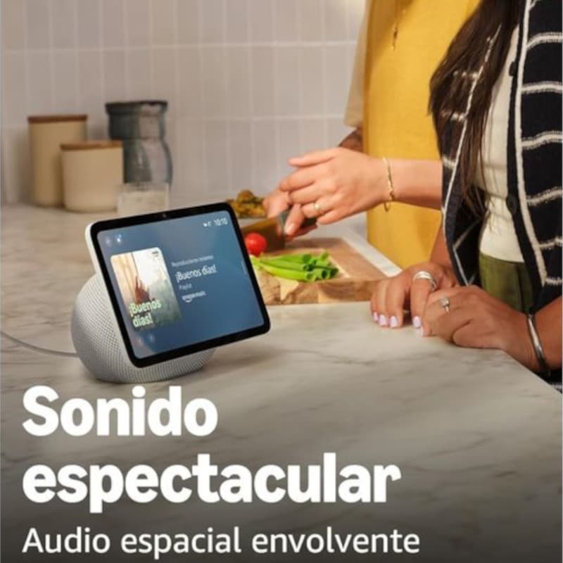 Amazon Echo Show 8 2025 Blanco con pantalla táctil inclinada y base esférica de malla; muestra widgets y música, ideal para cocina y control por voz