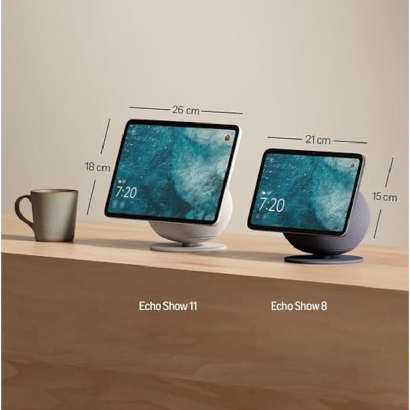 Amazon Echo Show 8 2025 Blanco con pantalla de 21 cm sobre base esférica de tela; reloj 7:20, interfaz marina, comparado junto a Echo Show 11 de 26 cm
