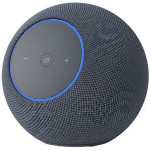 Amazon Echo Studio Grafito, altavoz esférico gris con malla textil, aro LED azul y panel superior con botones +, − y acción. Diseño moderno y minimalista