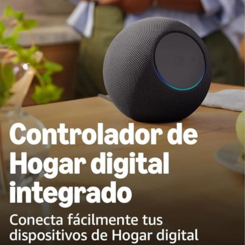 Amazon Echo Studio Grafito, altavoz cilíndrico en tela oscura con anillo LED azul y controles superiores; diseño minimalista para hogar digital integrado