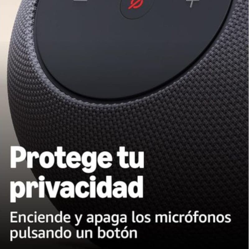 Amazon Echo Studio Grafito con botón superior para silenciar micrófonos, luz indicadora roja y tejido gris oscuro de textura fina en el cuerpo cilíndrico