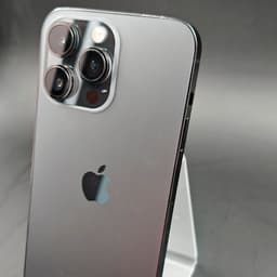 iPhone 14 Pro 128 Go Noir reconditionné état premium, dos en verre noir, triple module photo pro avec grand capteur, bords métalliques brillants élégants