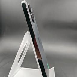 iPhone 14 Pro 128 Go Noir reconditionné Premium, tranche latérale brillante, cadre acier poli, module photo pro proéminent, écran bord à bord élégant