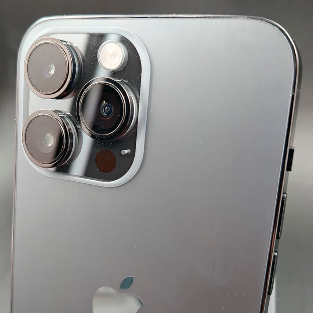 iPhone 14 Pro 128 Go Noir Reconditionné - État Premium avec module photo triple, grands capteurs, flash et finition métal brillante sur dos gris anthracite