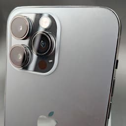 iPhone 14 Pro 128 Go Noir Reconditionné - État Premium avec module photo triple, grands capteurs, flash et finition métal brillante sur dos gris anthracite